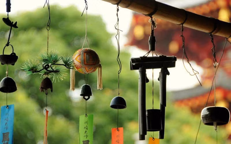  Treo chuông gió: Việc treo chuông gió không chỉ là vật trang trí cho ngôi nhà của bạn thêm sinh động mà còn là vật phẩm phong thủy mang lại may mắn, thu hút tài lộc vào nhà giúp cho gia chủ nhanh chóng phát tài, giàu có.