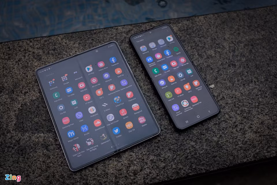 Được Samsung ra mắt tại sự kiện Unpacked 2021 tối 11/8 cùng Galaxy Z Fold3, Galaxy Z Flip3 (phải) chú trọng vào thiết kế với nhiều màu sắc thời trang. Khi gập lại, kích thước của máy là 72,2 x 86,4 x 17,1 mm, khá nhỏ gọn để cho vào túi quần hay giỏ xách.