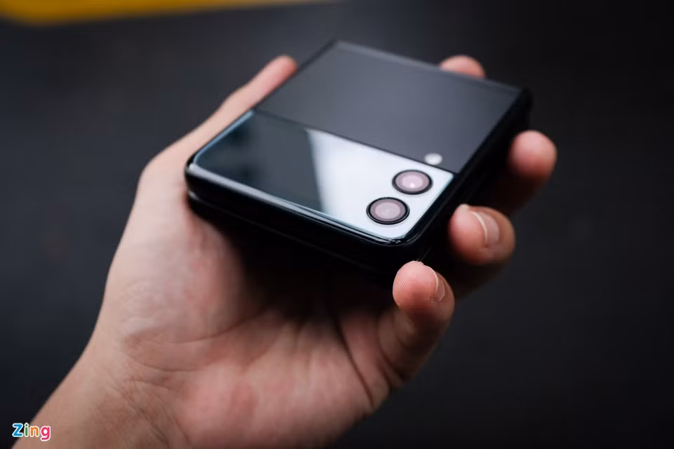 Mặt lưng của Galaxy Z Flip3 trang bị 2 camera sau 12 MP, gồm camera chính (khẩu độ f/1.8) và camera góc siêu rộng (góc chụp rộng 123 độ). Cụm camera được xếp dọc, cùng màu đen với màn hình phụ cho hiệu ứng và cảm giác liền lạc hơn.