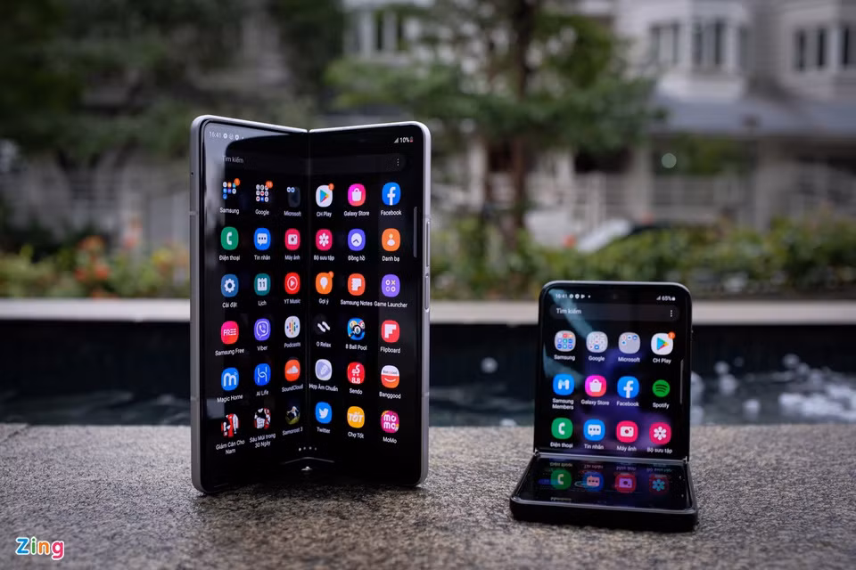 Smartphone gập mới của Samsung cài sẵn Android 11 với giao diện One UI. Công ty Hàn Quốc đã tích hợp tính năng gọi điện bằng Google Duo ngay trong danh bạ, giúp liên lạc với người thân hoặc bạn bè nhanh chóng hơn.
