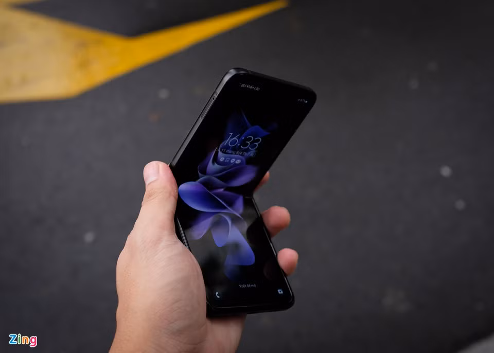 Là smartphone thời trang, Galaxy Z Fold3 có tổng cộng 7 màu sắc, gồm 4 màu tiêu chuẩn (đen, tím, xanh lá, kem) và 3 màu phân phối độc quyền trên website của Samsung (xám, trắng và hồng). Người dùng có thể đặt trước thiết bị từ hôm nay với giá 1.000 USD, dự kiến giao hàng từ 27/8 để nhận gói bảo hiểm Samsung Care+ trong một năm, bao gồm một lần thay màn hình miễn phí.