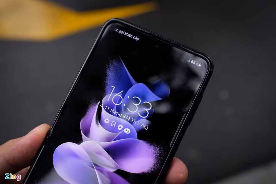 Khi mở ra, màn hình chính của Galaxy Z Flip3 có kích thước 6,7 inch, độ phân giải Full HD+ (tỷ lệ 22:9), tấm nền Dynamic AMOLED 2X và tần số quét 120 Hz. Phía trên màn hình là lỗ tròn cho camera selfie 10 MP, không sử dụng công nghệ ẩn như Galaxy Z Fold3.