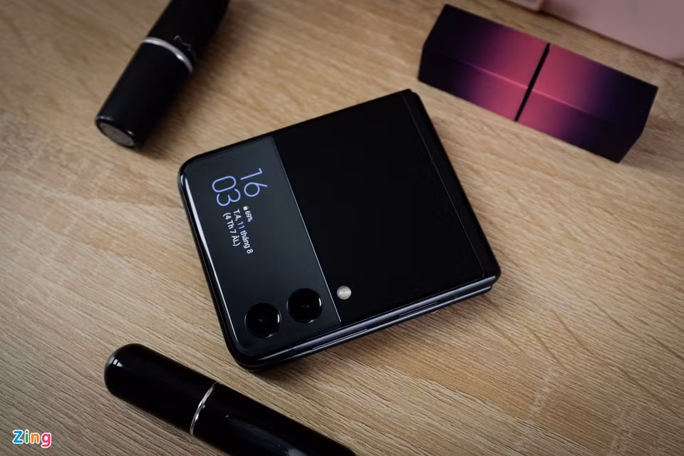 Thay đổi lớn nhất của Galaxy Z Flip3 nằm ở thiết kế bên ngoài. Kích thước màn hình phụ trên máy tăng từ 1,1 inch lên 1,9 inch giúp người dùng đọc nội dung thông báo, tin nhắn, cập nhật thông tin thời tiết và điều khiển nhạc.