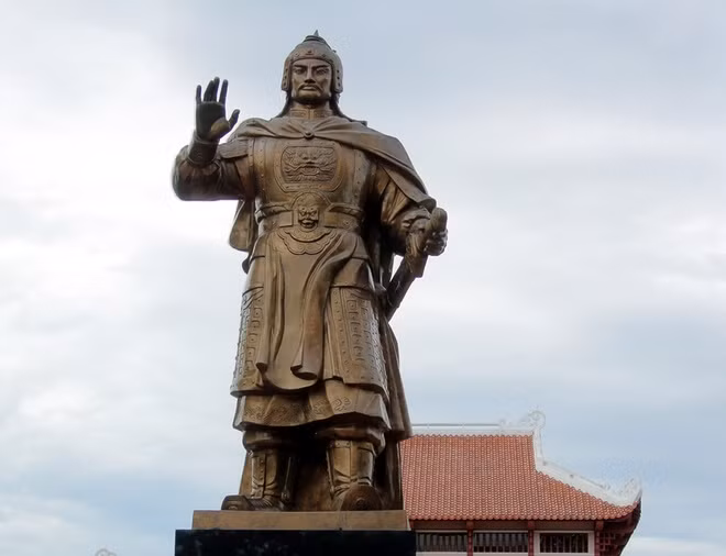 Vua nào khiến kẻ thù “sợ như sợ cọp”? Quang Trung - Nguyễn Huệ là vua giỏi cầm quân bậc nhất sử Việt. Chỉ bằng một trận đánh duy nhất, vua đã quét sạch 50.000 quân Xiêm xâm lược năm 1785. Theo chính sử nhà Nguyễn, sau trận thua này, quân Xiêm "sợ Huệ như sợ cọp".