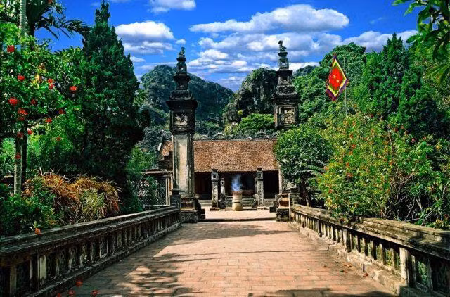 Người nối nghiệp Đinh Tiên Hoàng sau khi ông qua đời? Năm 979, Đinh Tiên Hoàng và con trai là Nam Việt Vương Đinh Liễn bị viên thái giám Đỗ Thích đầu độc chết, con trai út của ông là Đinh Toàn mới lên 6 tuổi được chọn nối ngôi.