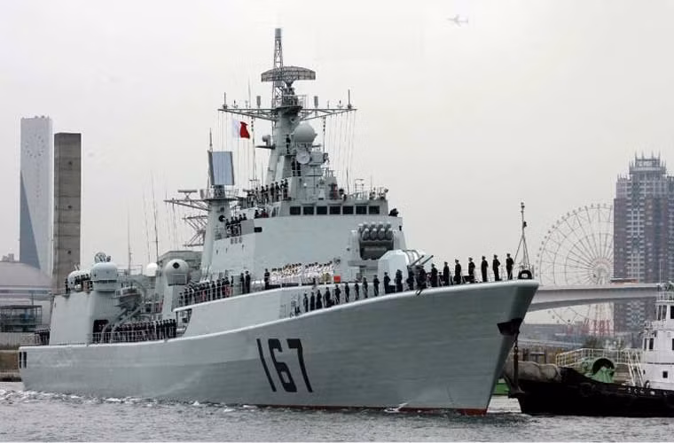 Type 051B có lượng giãn nước khoảng 6.100 tấn, dài 153m, rộng 16,5m, mớn nước 6m, thủy thủ đoàn 250 người. Tàu được trang bị kho vũ khí lớn, nhưng không quá mạnh và hiện đại, gồm: 16 tên lửa chống hạm; 16 tên lửa phòng không tầm ngắn HQ-7; pháo hạm nòng kép 100mm; 4 pháo phòng không nòng kép 37mm; 6 ống phóng ngư lôi và 2 bom chống ngầm phản lực...