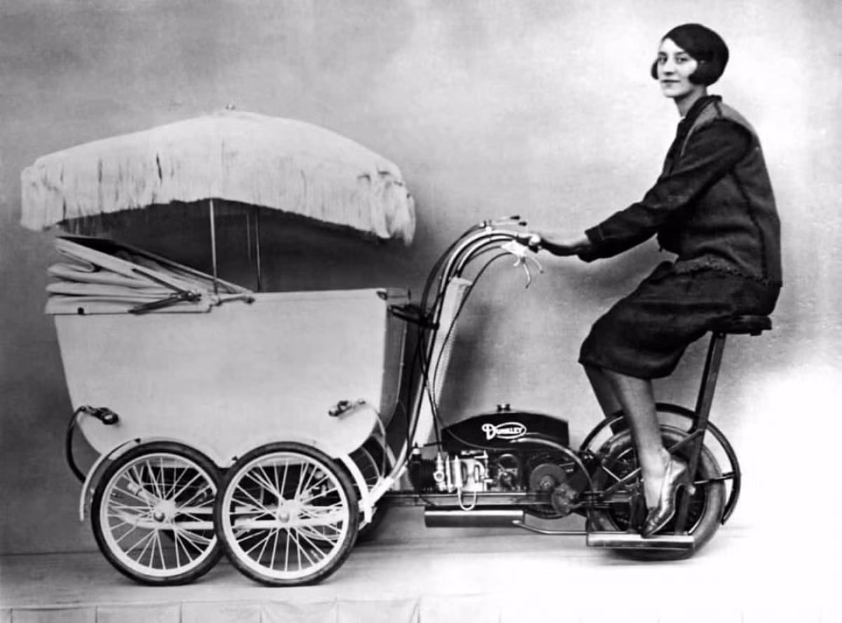 Pramobile được phát minh vào những năm 1920, với tốc độ tối đa là hơn 24 km/giờ. Cha mẹ và em bé có thể sử dụng thiết bị này trên đường phố bất cứ lúc nào.