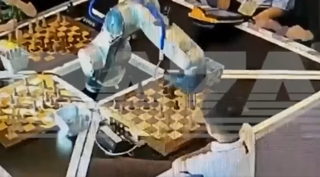 Robot choi co vua cua Nga lam gay ngon tay cau be 7 tuoi