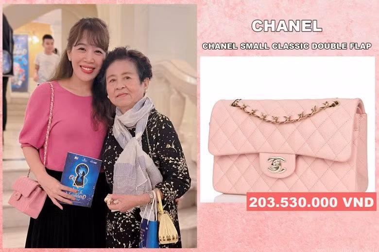 Chiếc túi Hermès Kelly chắc hẳn là item "ngốn" nhiều tiền nhất trong tủ đồ MC Diệp Chi. Người đẹp còn mạnh tay mua thêm móc đeo hình con ngựa đặc trưng để chiếc túi thêm phần nổi bật.