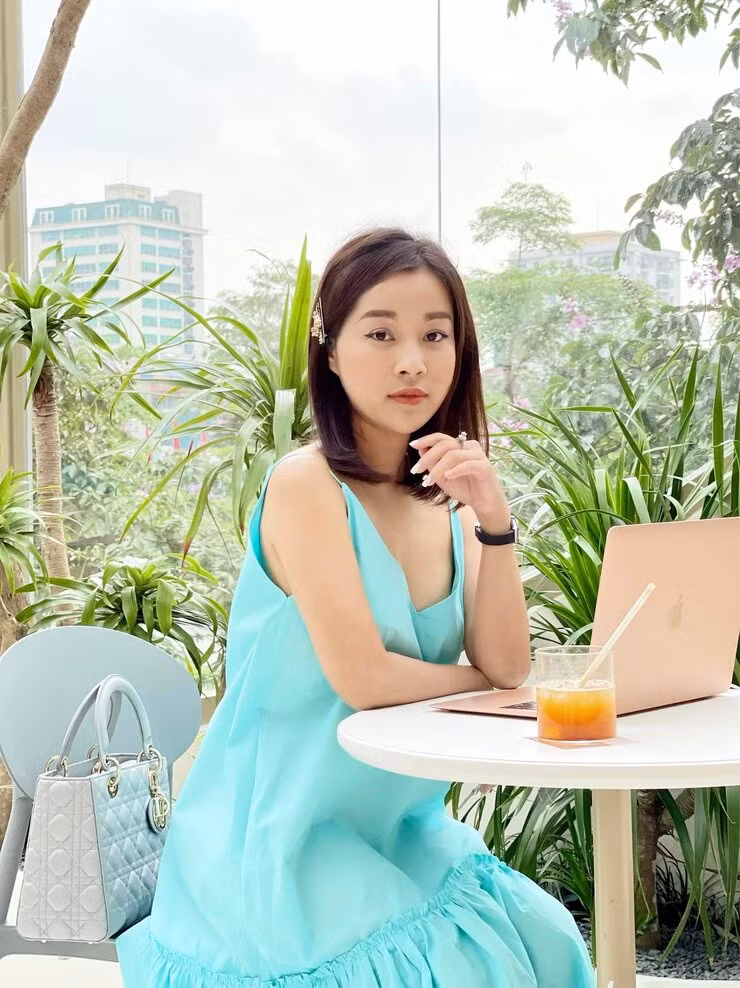 Minh Hương lui tới phòng gym để được đào tạo bài bản nhất và tập luyện với dụng cũ sẵn có.