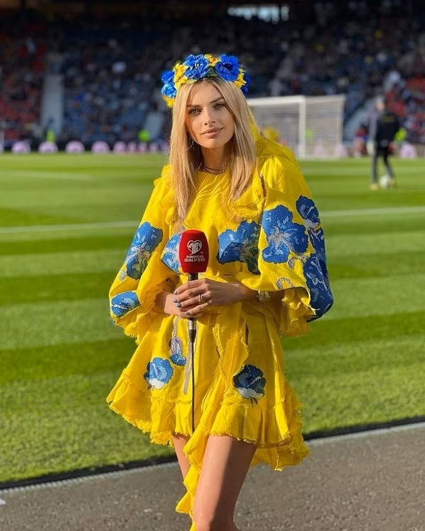 Fan Arsenal ưu ái gọi vợ Oleksandr Zinchenko là nàng WAG sexy nhất thế giới. Người đẹp tự tin tạo dáng chụp hình ở Emirates trong ngày Arsenal đánh bại Aston Villa 2-1. Trận này, Oleksandr Zinchenko không ra sân vì gặp vấn đề thể lực.