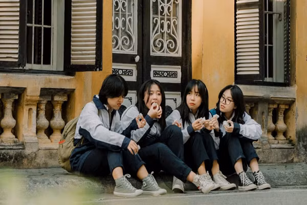 Có lẽ nhan sắc mộc mạc, dễ thương đậm nét học trò, cùng tình bạn hồn nhiên, vô tư của 4 cô gái trong ảnh đã "đốn tim" cư dân mạng.