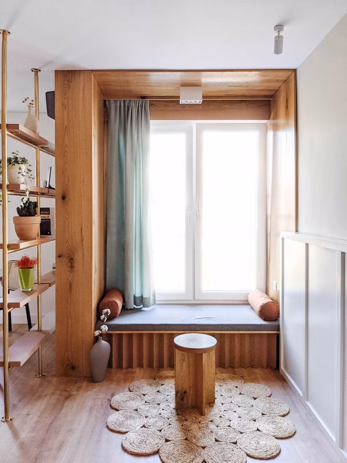 Một góc nhỏ phía cuối hành lang được gia chủ quy hoạch thành góc nghỉ ngơi. Đây là nơi lý tưởng để tận hưởng ngày cuối tuần bên những cuốn sách yêu thích.