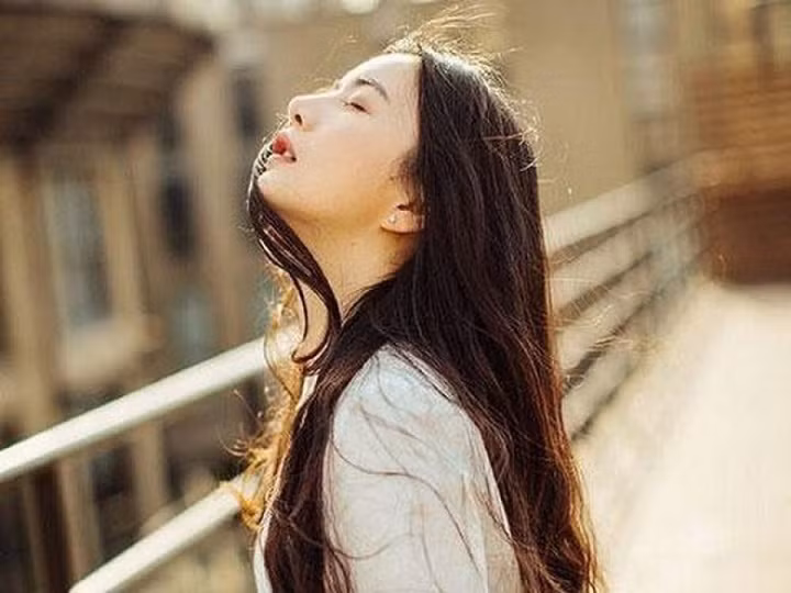 Đêm tân hôn tôi vô tình quơ tay vào chiếc khăn trắng cuối giường Dem tan hon toi vo tinh quo tay vao chiec khan trang cuoi giuong