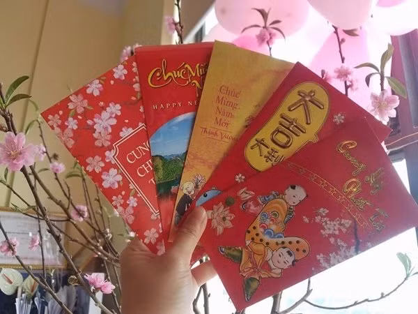 Me chong doi giu het tien mung tuoi cua cac chau