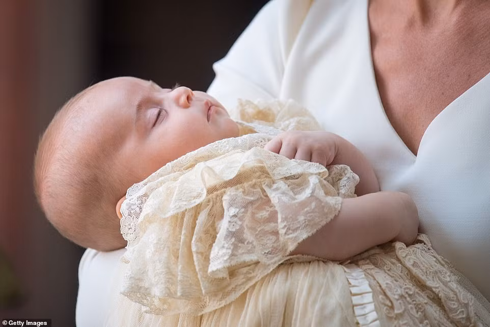 Tiểu Hoàng tử Louis trong lễ rửa tội tại cung điện St James ngày 9/7/2018.