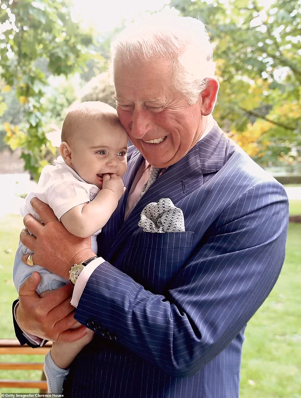 Thái tử Charles bế cháu trai, Hoàng tử Louis, tại khu vườn ở Clarence House ngày 5/9/2018.
