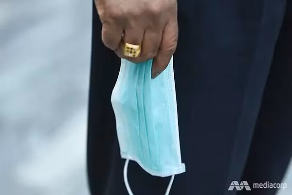 Nhac khach deo khau trang phong COVID-19, nhan vien tram xang bi 