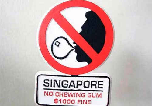 Luật cấm bán kẹo cao su được áp dụng từ năm 1992 ở Singapore nhằm giữ sạch đường phố nơi công cộng. Tuy nhiên, năm 2004, lệnh cấm kẹo cao su được gỡ bỏ, song mức phạt cho tội nhả bã kẹo hay vứt vỏ kẹo sai nơi quy định rất cao. Ảnh: Nestia.