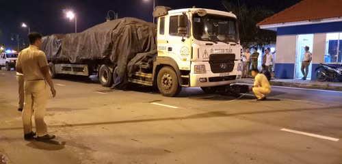 Lực lượng CSGT Công an quận 9 khám nghiệm hiện trường, giải quyết vụ việc.