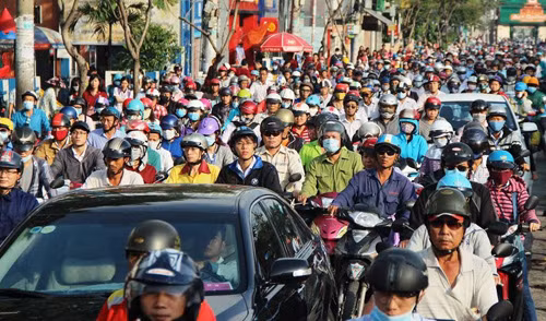 TPHCM: Xe dau keo tong sap tuong rao, giao thong ket cung-Hinh-3