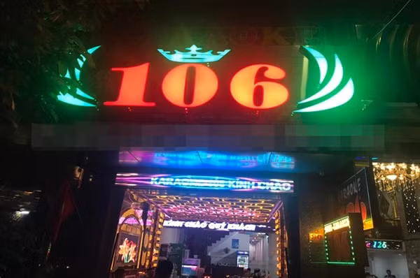  9. Nữ nhân viên khỏa thân, múa phụ họa cho khách hát karaoke. Khoảng 22h ngày 03/10, Đội chống tệ nạn xã hội và mua bán người Phòng Cảnh sát hình sự Công an tỉnh Đồng Nai phối hợp Công an TP Biên Hoà và Công an phường Tân Mai kiểm tra cơ sở kinh doanh karaoke Gia Đình 106, địa chỉ số 80 Trương Định, khu phố 2, phường Tân Mai, TP Biên Hoà.Tại thời điểm kiểm tra, lực lượng chức năng phát hiện bắt quả tang có 02 nhân viên nữ trong tình trạng không mặc quần áo nhảy múa phục vụ khách hát. 