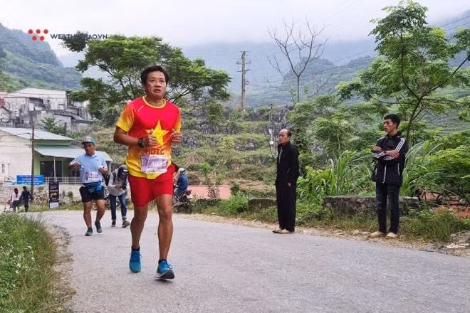 Ông Đoàn Ngọc Hải gây ấn tượng khi mua xe cứu thương chở bệnh nhân nghèo về quê miễn phí vừa cho biết, ông đã hoàn thành chặng đường marathon dài 42 km được tổ chức ở huyện Mèo Vạc, tỉnh Hà Giang ngày 11/10.