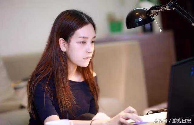 Nu BLV eSports bi no luong, lien tuc nhan binh luan tuc tiu-Hinh-5