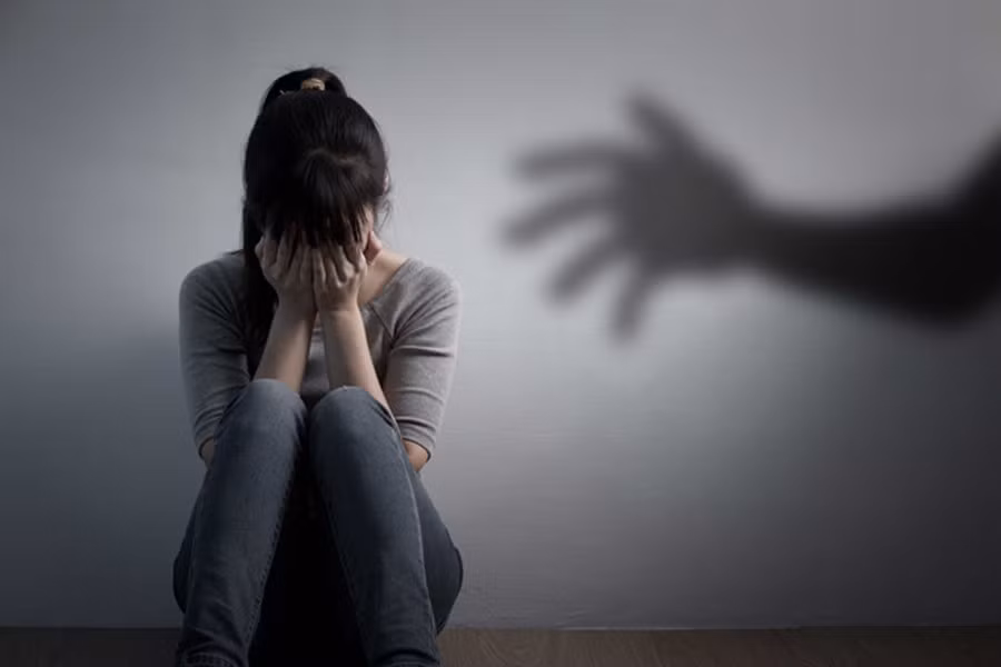 8. Dụ bé gái 14 tuổi vào nhà nghỉ quan hệ tình dục: Ngày 17/10, Công an huyện Việt Yên, tỉnh Bắc Giang cho biết, đã tạm giữ đối tượng Trần Văn Tăng, SN 1997, trú tại thôn Lái, xã An Bá, huyện Sơn Động để điều tra, xử lý về hành vi Giao cấu với người từ đủ 13 tuổi đến dưới 16 tuổi. Trước đó, Tăng quen biết qua mạng xã hội với cháu L.T.H, SN 2006, trú huyệnYên Thế và ngày 114/10 vừa qua, đối tượng này dụ dỗ cháu vào nhà nghỉ quan hệ tình dục.
