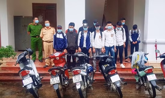 6. 20 học sinh "bốc đầu" xe máy rồi quay clip đưa lên mạng xã hội: Ngày 17/10, Công an huyện Tân Kỳ (Nghệ An) cho hay, đơn vị vừa triệu tập 20 đối tượng có hành vi tụ tập đua xe, lạng lách, đánh võng gây nguy hiểm cho người tham gia giao thông, ảnh hưởng đến tình hình an ninh trật tự trên địa bàn. 20 học sinh này thường xuyên tụ tập đua xe, lạng lách, đánh võng, “bốc đầu”, thả cả hai tay khi đang điều khiển xe máy. Đáng chú ý, nhóm này còn quay clip rồi đăng tải lên mạng xã hội để “tuyển thành viên”.