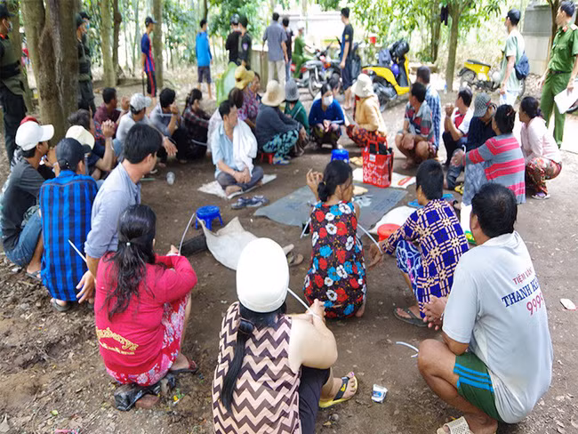Tin nong ngay 4/10: Bat nhom nguoi dung gay danh con no den da chan thuong-Hinh-2