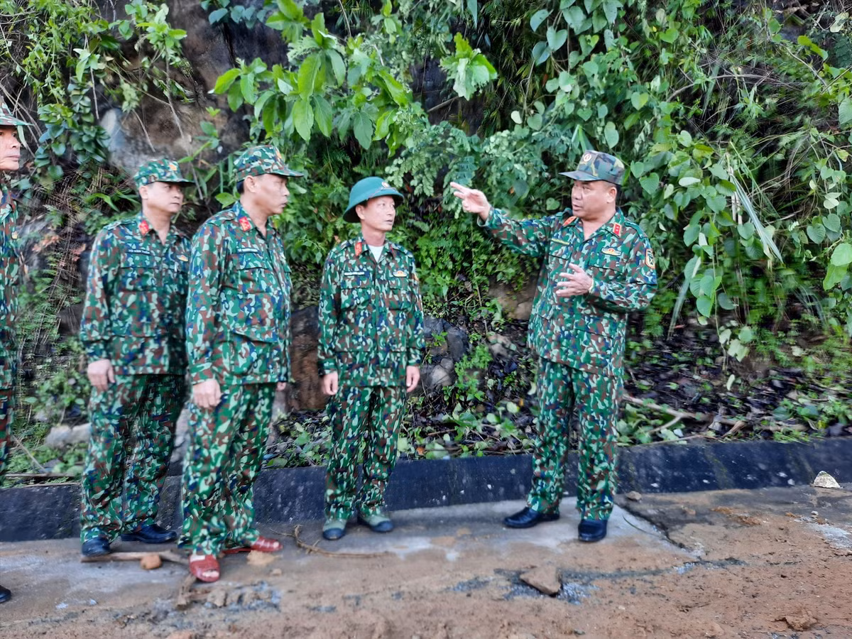 “Có hai đơn vị tiếp cận hiện trường: "Một là lữ đoàn 270 trang bị công trình để vừa đi vừa mở đường; thứ hai là sử dụng trung đoàn 885 và lữ đoàn thông tin 575 và các lực lượng bộ đội khác đưa lương thực thực phẩm đi 7 ngày và quyết tâm tắc đường, mở đường đi và cố gắng cùng với địa phương tìm bà con", - trung tướng Nguyễn Long Cán cho biết. Ảnh: Quảng Nam online