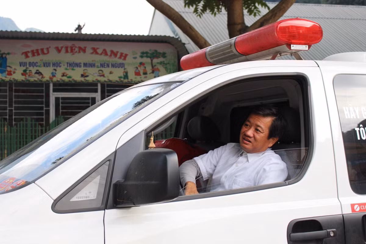 Trước thiệt hại của đồng bào miền Trung do lũ lụt lịch sử, mới đây, ông Đoàn Ngọc Hải – nguyên Phó Chủ tịch UBND quận 1 (TP HCM) – đã quyết định phá lệ nhận tiền đóng góp của mạnh thường quân để giúp đỡ người dân vùng lũ. Trước đó, ông Hải khẳng định ông không nhận tiền đóng góp của ai để làm công tác thiện nguyện.