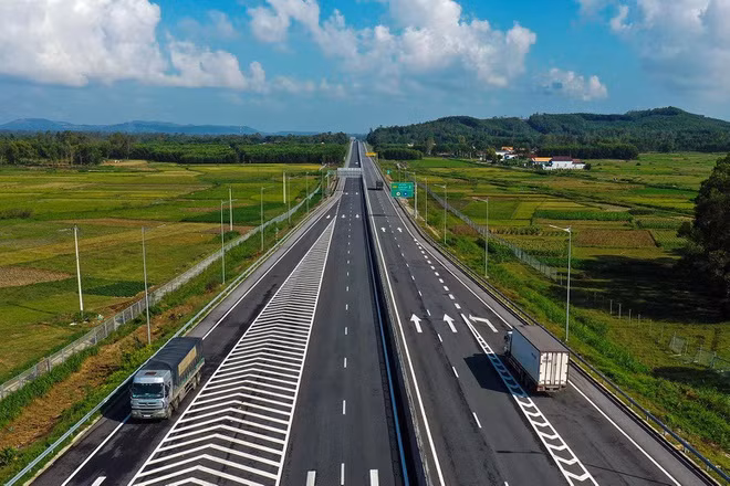 Dự án cao tốc Đà Nẵng - Quảng Ngãi dài 139,204 km, đi qua TP.Đà Nẵng, Quảng Nam và Quảng Ngãi, chính thức thông xe toàn tuyến vào ngày 2/9/2018. Tuy nhiên, từ khi sử dụng đến nay, tuyến đường này xuất hiện nhiều sự cố. Sau đợt mưa lớn đầu tháng 10/2018, mặt đường đoạn từ Km 0 - Km 65 xuất hiện nhiều vị trí bong tróc, ổ gà. Cuối tháng 10/2018, 21 cầu trên tuyến cao tốc có hiện tượng nước thấm từ dải phân cách giữa xuống mố trụ; thấm nước mối nối ống thoát nước mặt cầu.