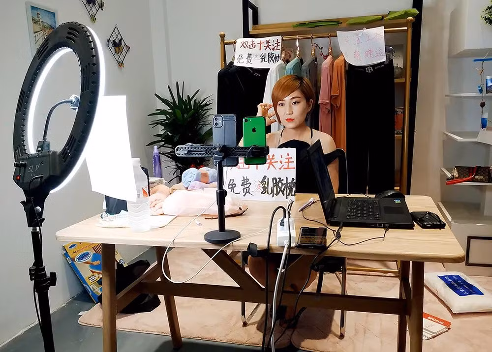 Om mong lam giau, gioi tre Trung Quoc do xo den 'lang livestream'-Hinh-4