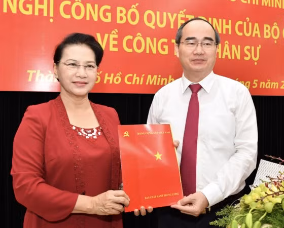 Theo đó, khi nhận nhiệm vụ là người đứng đầu Đảng bộ TPHCM, chỉ trong 3 năm 5 tháng 7 ngày, ông Nguyễn Thiện Nhân luôn dành nhiều tâm huyết, tìm tòi, sáng tạo nhằm xây dựng cơ chế và mô hình mới để phát triển TPHCM, để lại nhiều dấu ấn ở các lĩnh vực phát triển của TPHCM.