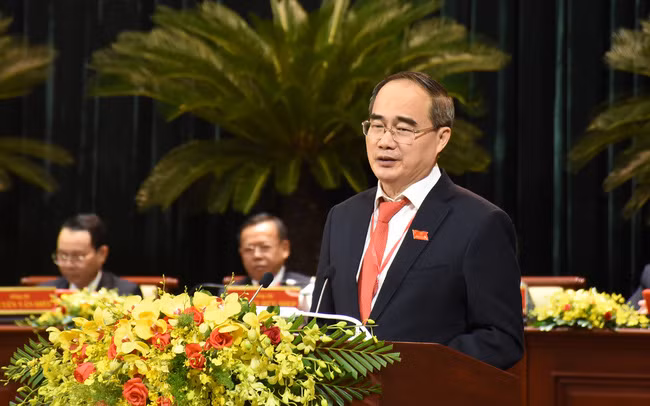Nguyên Bí thư Thành ủy TPHCM xúc động: “Tôi chân thành cảm ơn đồng bào thành phố đã cưu mang tôi và gia đình tôi; cảm ơn Đảng bộ, chính quyền TPHCM đã tạo cho tôi cơ hội được làm việc, rèn luyện, trưởng thành và cống hiến. Tôi có dịp làm việc tại thành phố trên cương vị giảng viên Đại học Bách khoa, Phó Bí thư Thành đoàn, Giám đốc Sở Khoa học - Công nghệ, Phó Chủ tịch UBND TPHCM và 3 năm, 5 tháng, 7 ngày vừa qua trên cương vị Bí thư Thành ủy”.