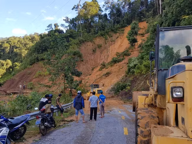 Trước đó, ngay sau cuộc họp khẩn với Phó Thủ tướng Trịnh Đình Dũng về 2 vụ sạt lở nghiêm trọng tại Nam Trà My, đêm 28/10, lãnh đạo UBND tỉnh, Quân khu 5, Bộ Chỉ huy Quân sự tỉnh cũng tổ chức họp bàn phương án tìm kiếm, cứu nạn các nạn nhân mất tích. 