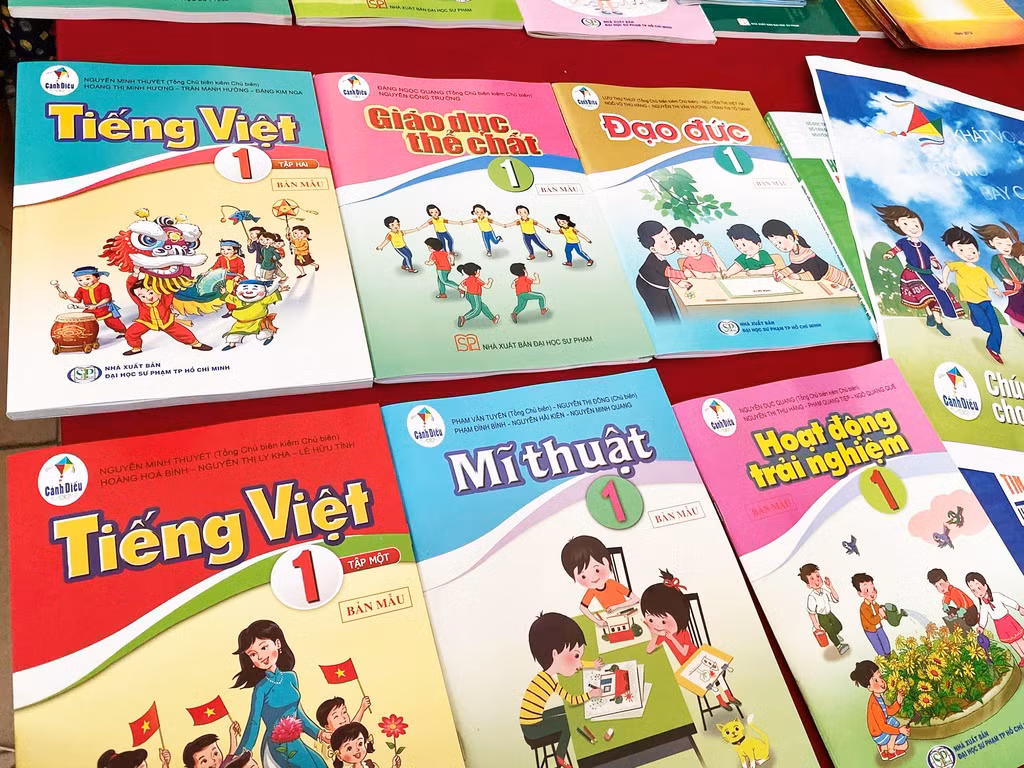 Tong chu bien noi ve tranh cai quanh sach Tieng Viet 1-Hinh-3