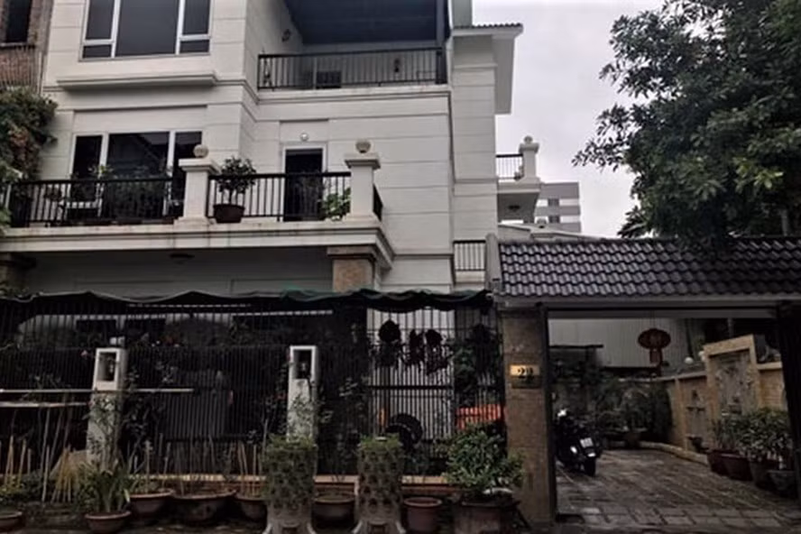 Trùm ma túy Phạm Bá Sơn từng bị đưa ra xét xử tại TAND Hà Nội về các tội danh Mua bán trái phép chất ma túy; Mua bán, sử dụng trái phép vũ khí quân dụng; Tàng trữ trái phép vũ khí quân dụng. Sơn cũng là chủ căn biệt thự nằm ở một vị trí đẹp, trong khu Đô thị Sài Đồng (quận Long Biên, Hà Nội) từng thu hút sự chú ý của dư luận.