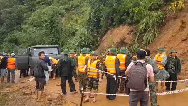 Trong đợt mưa lũ miền Trung, không chỉ tham gia cứu hộ các vụ sạt lở, lực lượng quân đội đã triển khai nhiều biện pháp hỗ trợ người dân các khu vực ngập lụt, đảm bảo an toàn tài sản tính mạng cho nhân dân.