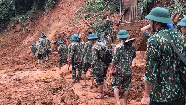 Vào khoảng 1h ngày 18/10, tại xã Hướng Phùng, huyện miền núi Hướng Hóa xảy ra vụ sạt lở đất khiến 22 cán bộ, chiến sỹ của Đoàn Kinh tế Quốc phòng 337 thuộc Quân khu 4 bị vùi lấp.