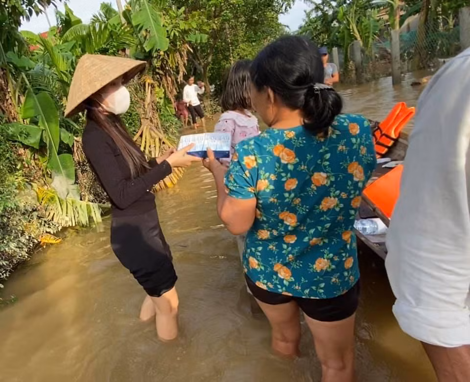 "Cả đêm qua không ngủ được, không biết sao mình cứ nhắm mắt là thấy hình ảnh lũ lụt miền Trung lẫn quẩn trong đầu. Đi sẽ rất vất vã, vì 1 khi mà mình đã làm gì thì mình cứ hay phải tự tay làm tới nơi tới chốn nên chả biết sức mình có chịu nổi hay không... mà không làm thì trong lòng nó cứ day dứt ngủ không được khổ tâm hết sức. Đợt này mình theo dõi thấy ngoài lũ lụt ra, miền Trung lại chuẩn bị có bão tiếp tục, nên có thể đồng bào miền Trung mình sẽ còn tan hoang nữa, nên sau khi suy nghĩ cả đêm, mình quyết định sẽ bỏ bớt công việc đi ra giúp đỡ và chia sẻ cùng người dân miền trung 1 phần nào đó khó khăn" – nữ ca sĩ Thủy Tiên chia sẻ trên trang cá nhân.