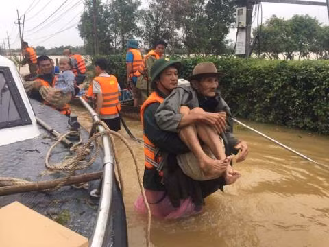 Nước lũ miền Trung gây bao khó khăn, mất mát cho người dân nhưng rồi sẽ trôi đi nhưng tình người mãi sẽ ở lại với tinh thần tương thân tương ái, những ngày qua, cả nước đã hướng về khúc ruột miền Trung ruột thịt để giúp đỡ về tinh thần, vật chất, hỗ trợ người dân vượt qua những khó khăn.