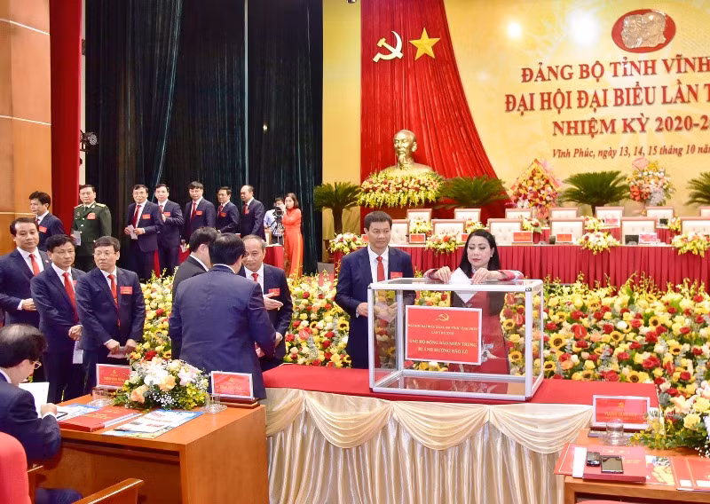 Ngày 14/10, tại phiên khai mạc Đại hội đại biểu Đảng bộ tỉnh Vĩnh Phúc lần thứ 17, ông Nguyễn Văn Trì, Phó Bí thư Tỉnh ủy, Chủ tịch UBND tỉnh Vĩnh Phúc khóa XVI đã phát lời kêu gọi ủng hộ các tỉnh miền trung khắc phục thiệt hại do mưa lũ. Trước mắt, Đảng bộ, chính quyền và nhân dân tỉnh Vĩnh Phúc ủng hộ 5 tỷ đồng gửi tới đồng bào các tỉnh miền trung. Cùng với Hà Nội và Vĩnh Phúc, nhiều địa phương trên cả nước đã kêu gọi ủng hộ miền Trung bị thiệt hại do mưa lũ.