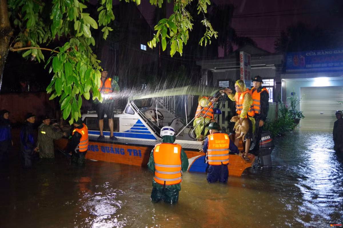 Những hình ảnh người lính trong mưa lũ miền Trung và sự hi sinh của họ cho thấy, trong thời chiến cũng như thời bình, những người lính bộ đội cụ Hồ đều sẵn sàng hy sinh vì độc lập dân tộc, vì nhân dân...Quân đội của nhân dân, quân đội trong lòng dân, từ nhân dân mà ra, vì nhân dân mà chiến đấu tiếp tục được khẳng định bằng hành động, thậm chí bằng máu xương của biết bao người lính.