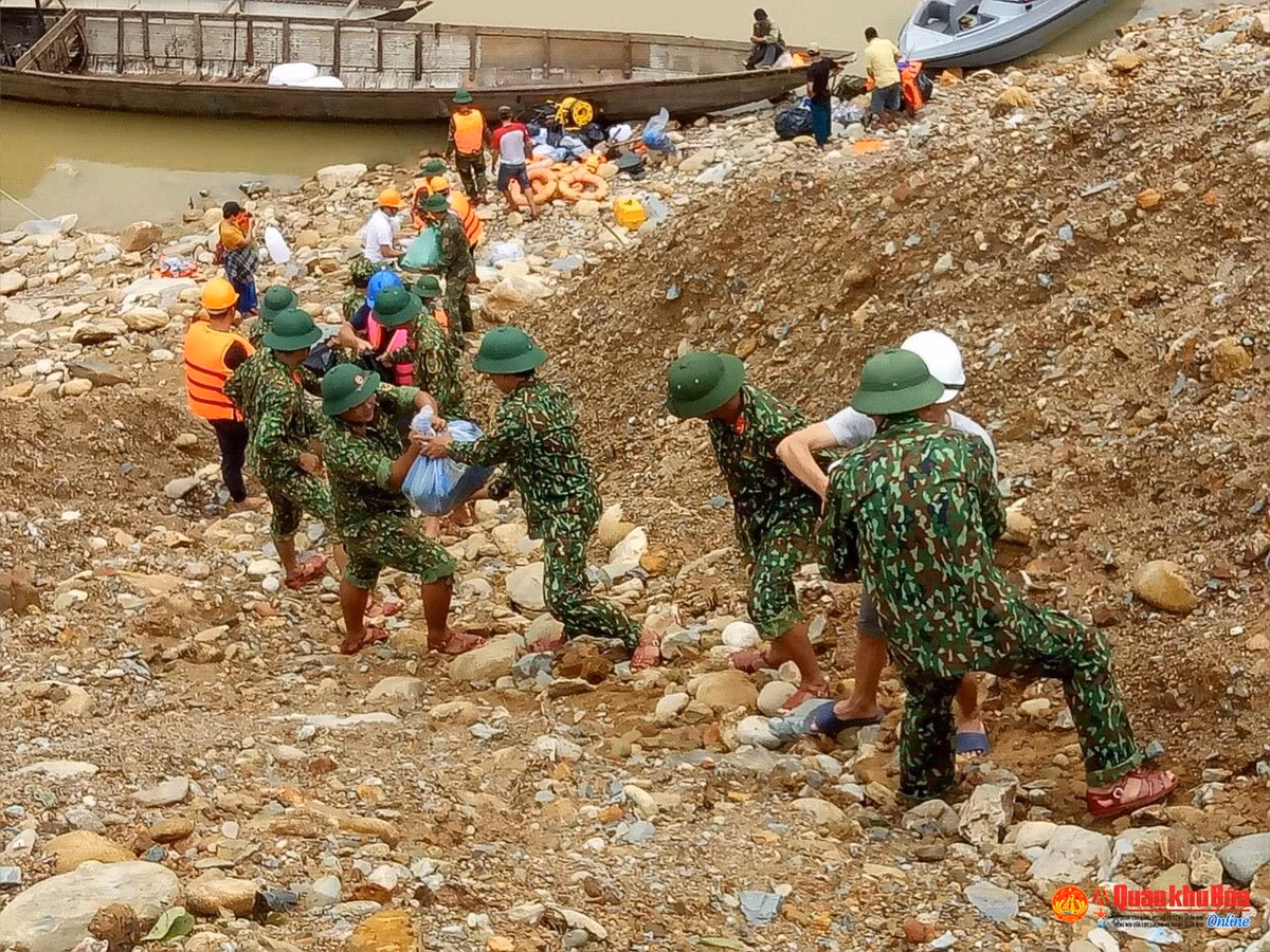 Hiện nay lực lượng quân đội tiếp tục công tác tìm kiếm 15 công nhân mất tích sau vụ sạt lở ở Rào Trăng. Trung tướng Nguyễn Doãn Anh, Tư lệnh Quân khu 4 cho biết tại hiện trường, mưa rất lớn nên công tác tìm kiếm gặp rất nhiều khó khăn. Các lực lượng đang tiến hành tiếp cận hiện trường bằng cả đường bộ và đường không. Bộ Quốc phòng, Công an đã huy động tối đa lực lượng, phương tiện để tiếp tục đẩy nhanh tốc độ công tác tìm kiếm cứu nạn các công nhân còn mất tích. Ảnh Quân khu 4.