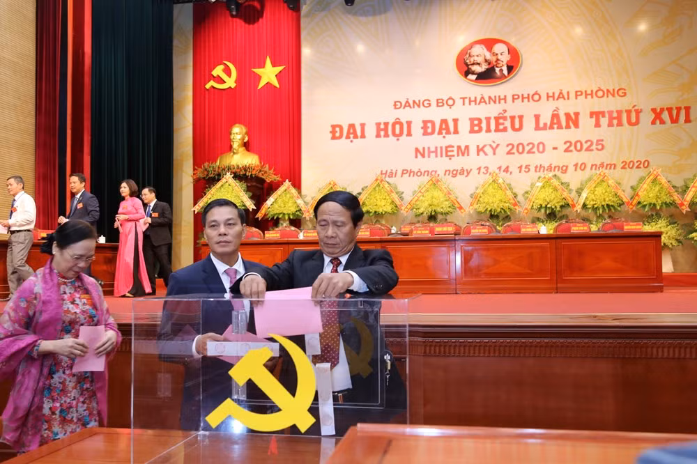 Từ tháng 5/2014 - 12/2014: Phó Bí thư Thành ủy Hải Phòng. Tháng 12/2014, ông Lê Văn Thành được bầu giữ chức Phó Bí thư Thành ủy, Bí thư Ban cán sự Đảng, Chủ tịch UBND thành phố. Tháng 10/2015, ông Lê Văn Thành giữ chức Bí thư Thành ủy Hải Phòng. Tháng 6/2016, ông Lê Văn Thành được bầu giữ chức Chủ tịch HĐND thành phố Hải Phòng khóa XV.