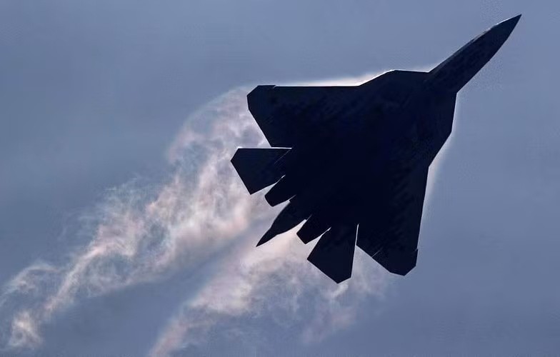 Cũng có những đồn đoán từ trước rằng máy bay Su-57 sẽ được trang bị công nghệ tàng hình Plasma tiên tiến. Với công nghệ tàng hình Plasma, tín hiệu điện từ phát ra từ các đài radar và các phương tiện thông tin vô tuyến hầu như bị hấp thụ hoàn toàn và các đài radar của đối phương hầu như bị “mù tuyệt đối”, kể cả radar ở dải sóng mét và sóng mm.