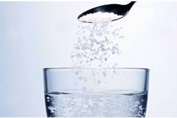  Dùng nước muối. Chỉ cần trộn nửa thìa cà phê muối vào 1 lít nước ấm. Sau đó ngâm miếng bông gòn vào dung dịch đó và thấm lên mắt trong vài phút. Làm vài lần trong nửa tiếng mỗi ngày có thể giảm bọng mắt đáng kể. 